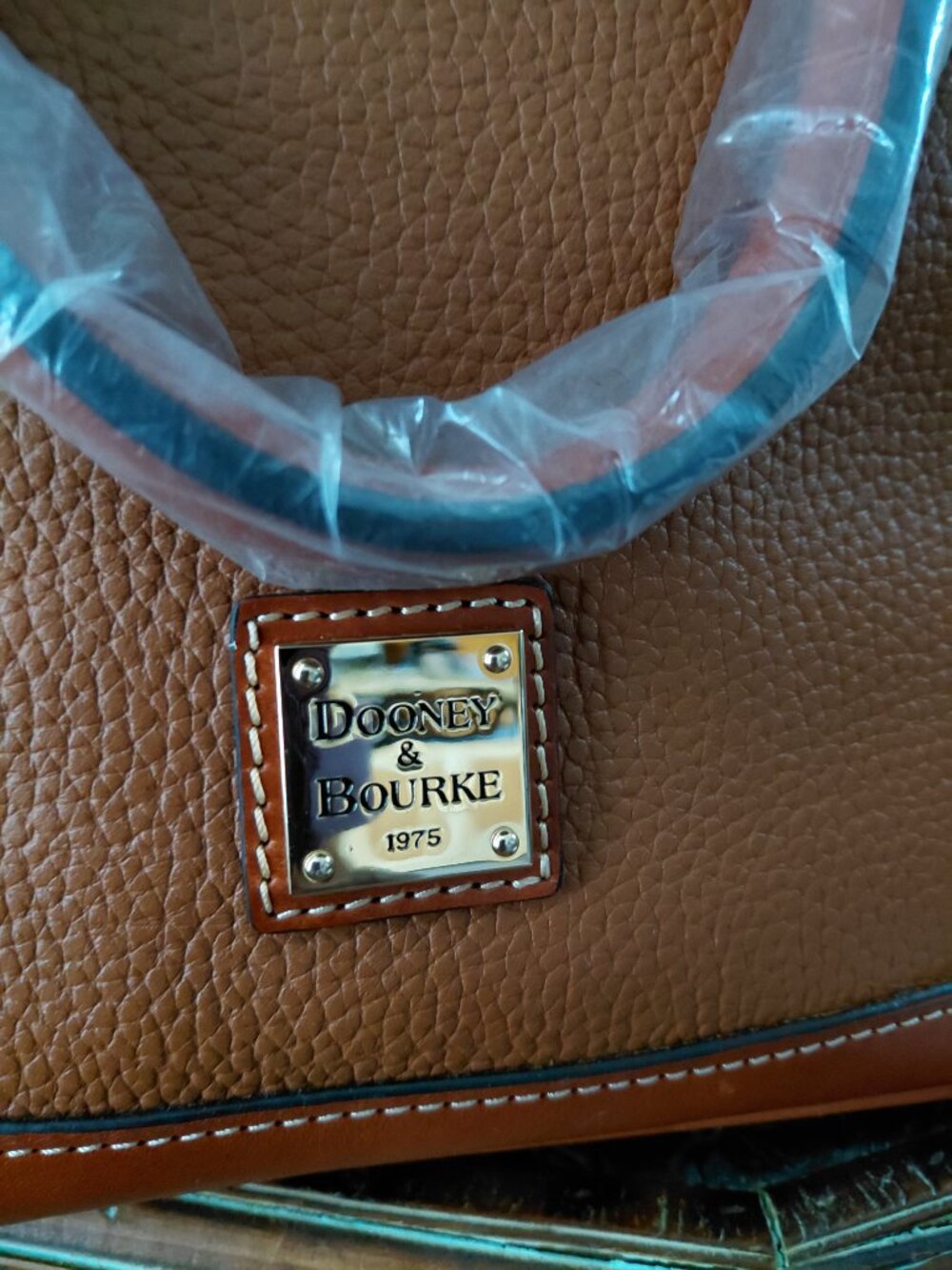 NEW, DOONEY & BOURKE SHOULDER BAG - Picture 3 of 7